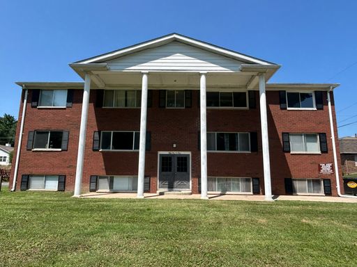 Updated 1-Bedroom Apartment Near Black Hawk College