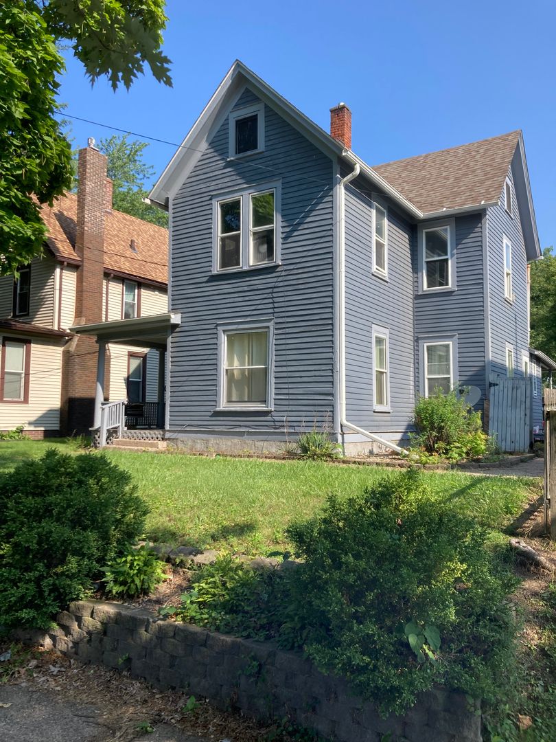 Moline Apartment: 1845 14th Ave