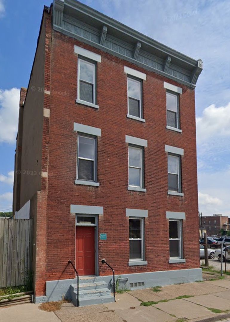 Davenport Apartment: 816 W 2nd St