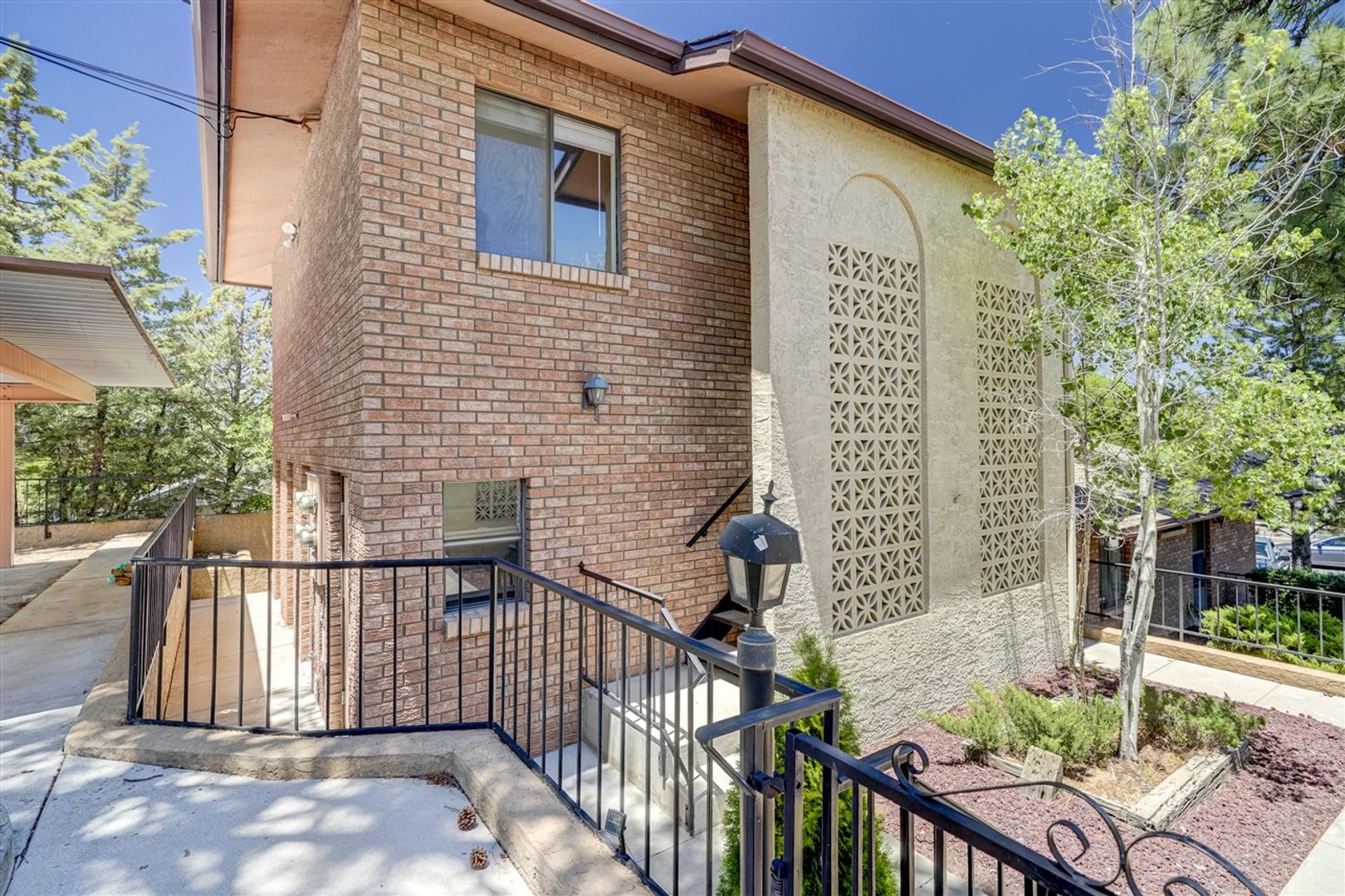 RR143 - 645 Ash Street