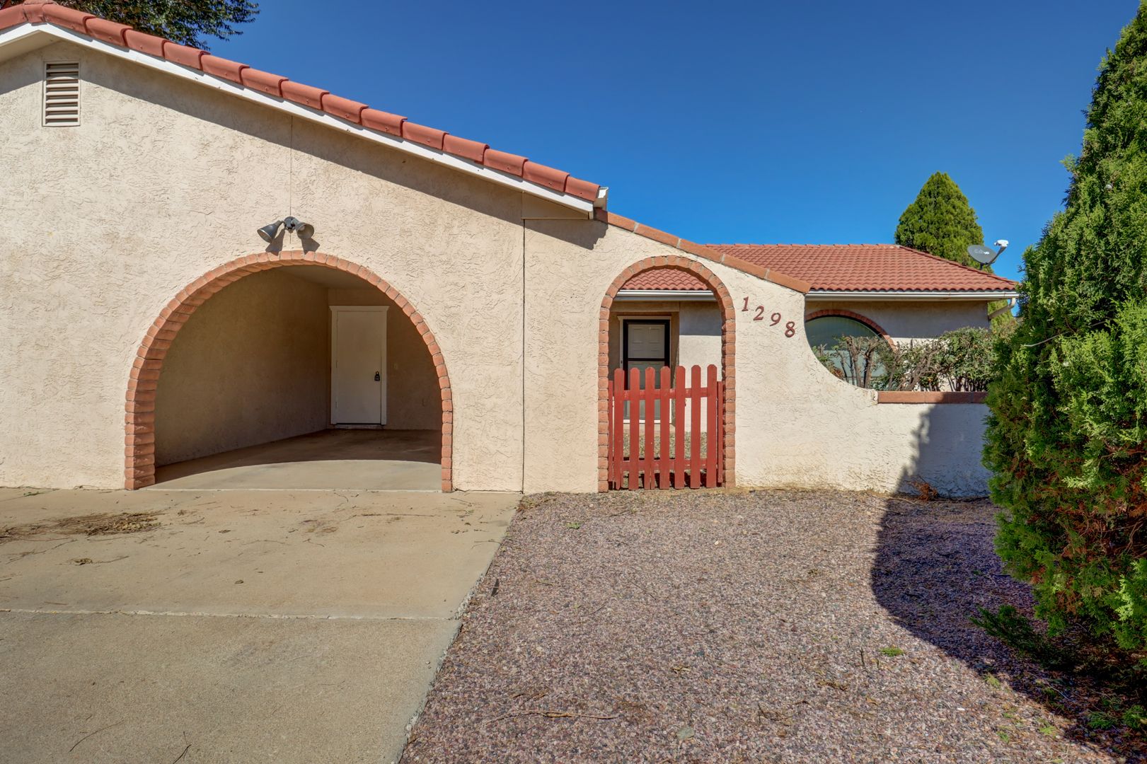 Dewey House: 1298 N Tapadero Unit B