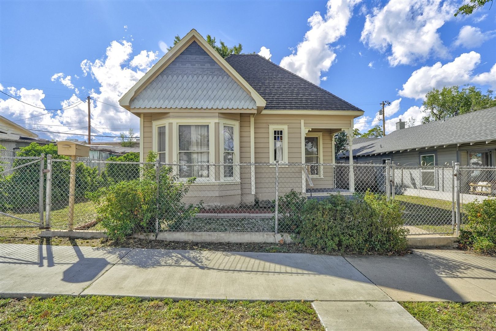 Prescott House: 312 N Pleasant Street
