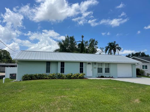 ANNUAL UNFURNISHED 3-bedroom, 2-bathroom house in Oak Shores community – photo 1