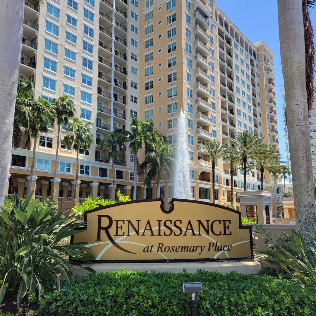 Sarasota House: 750 N Tamiami Trail, Unit 303