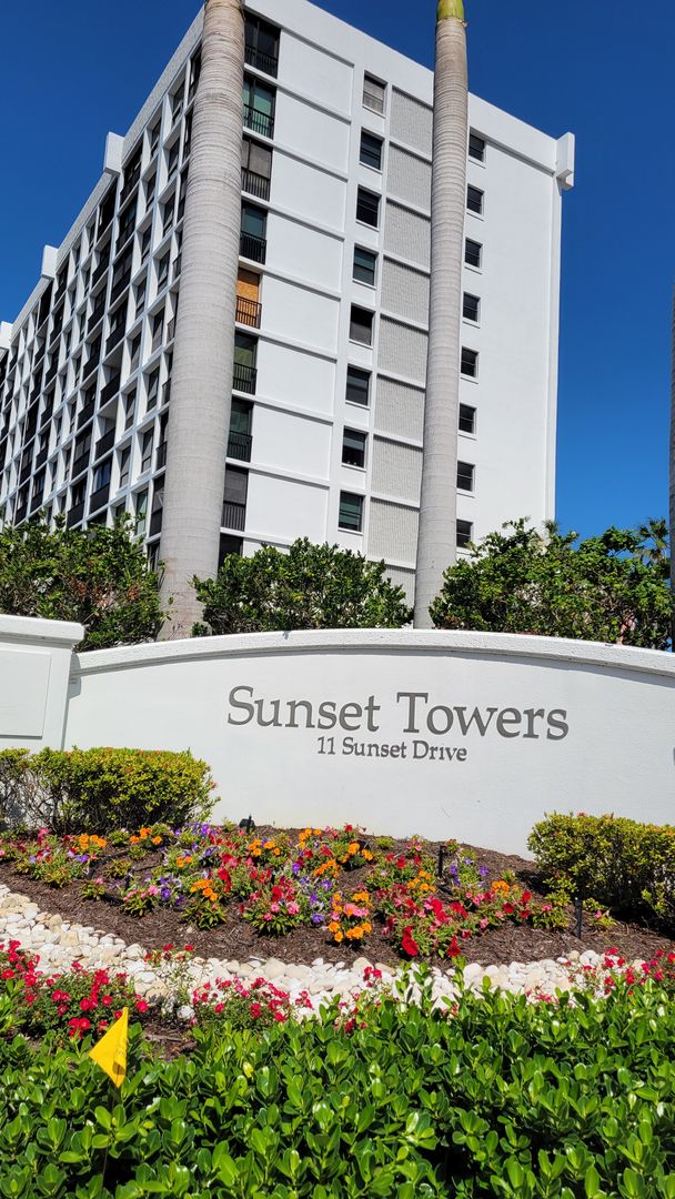 Sarasota House: 11 Sunset Dr. #105