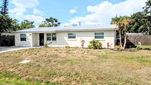 SHORT-TERM VACATION RENTAL Updated 4-Bedroom Pool Home with Spacious Living Areas – photo 1