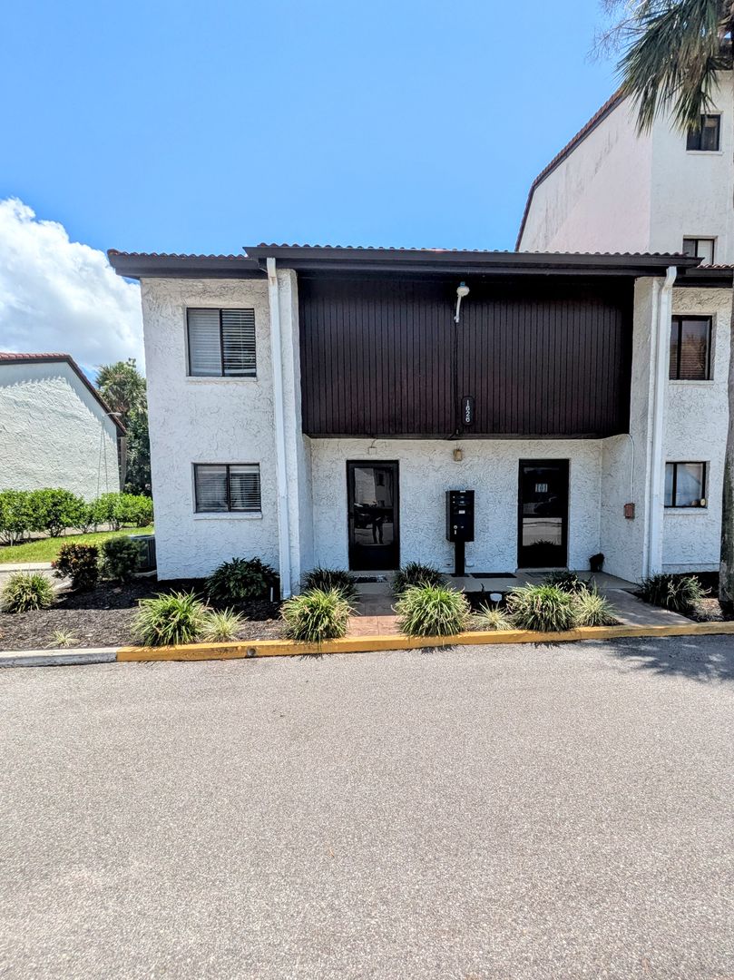 Sarasota House: 1626 Stickney Point Rd. #102