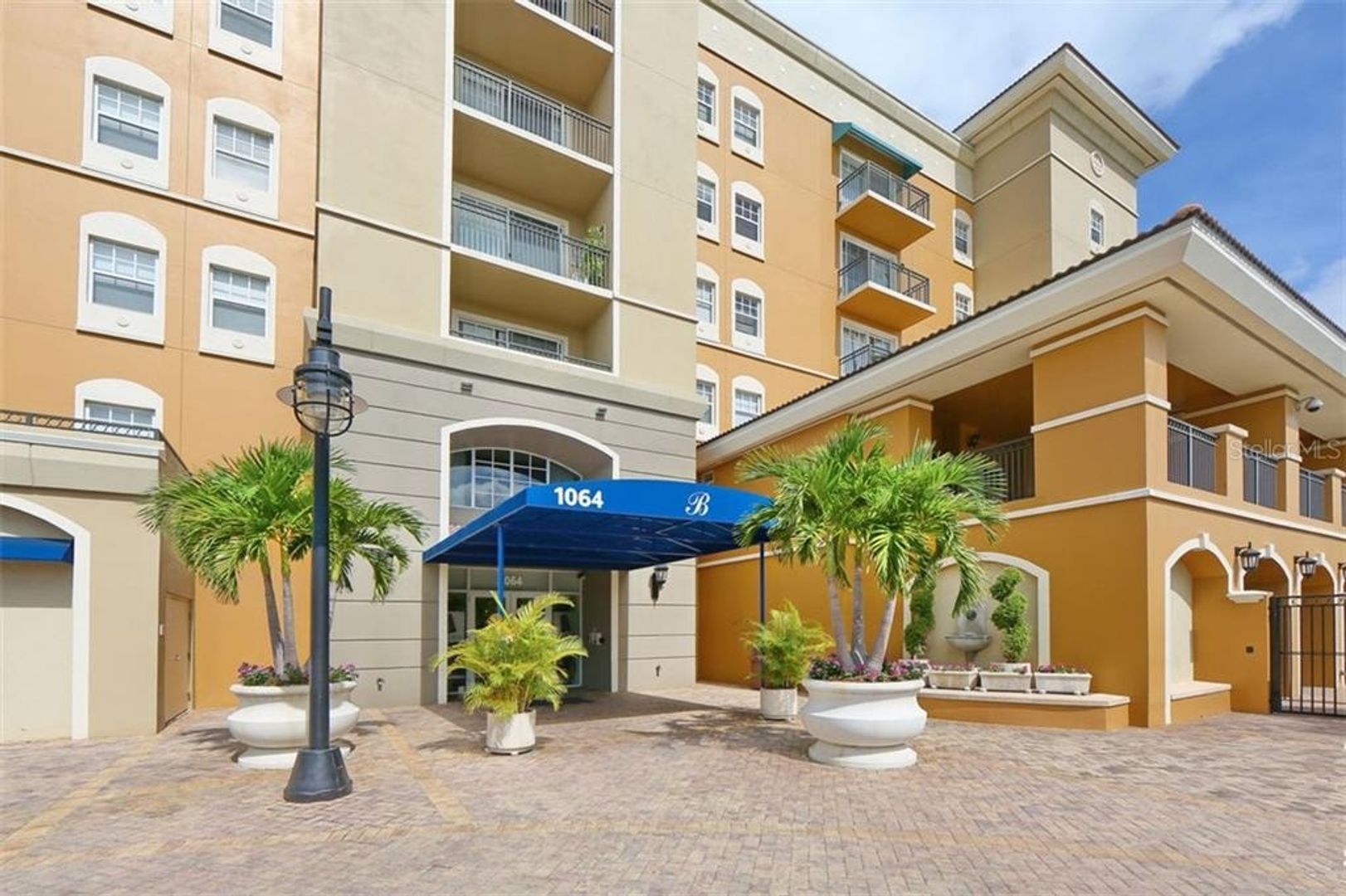 Sarasota House: 1064 N. Tamiami Trail #1637