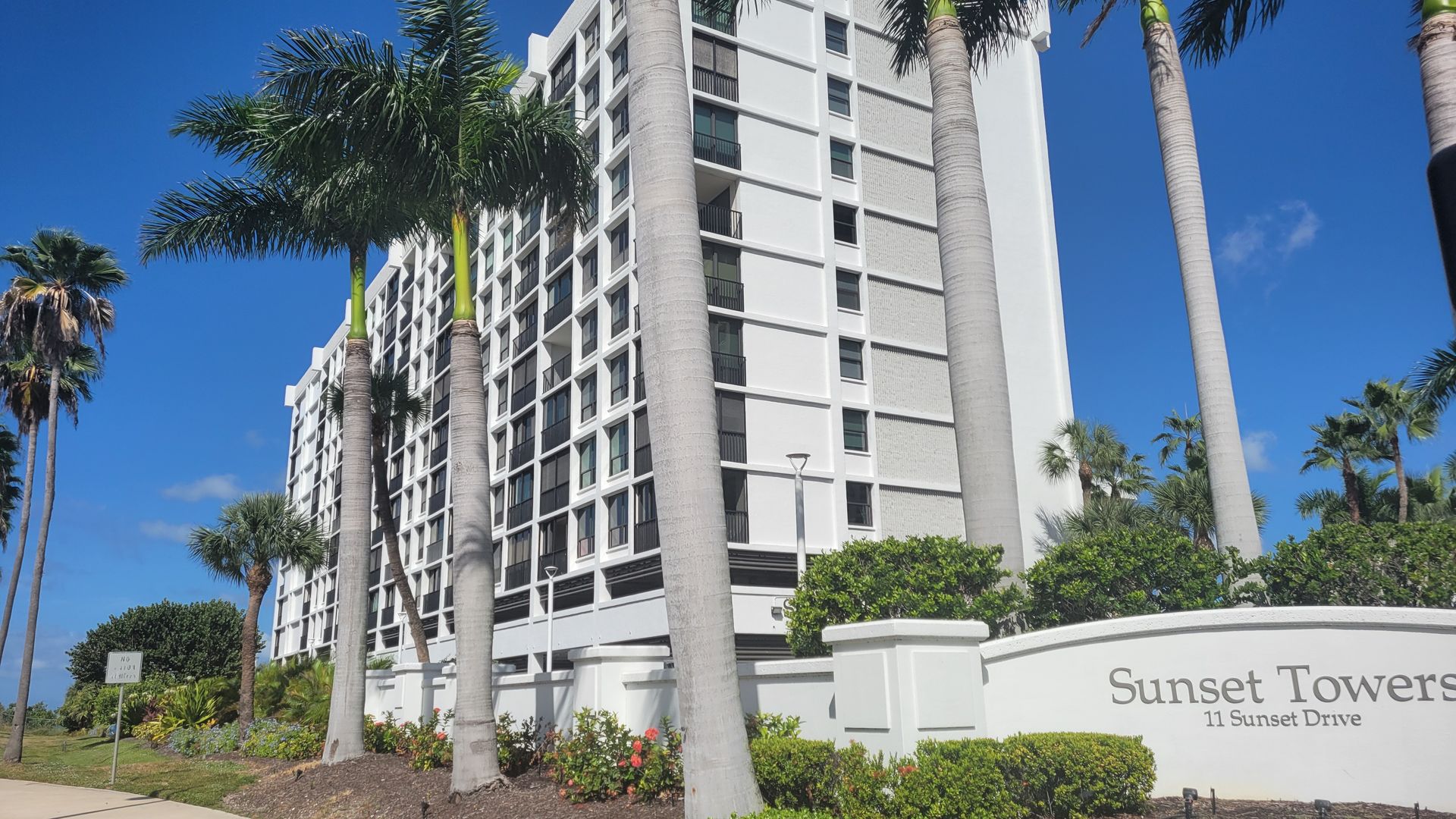 Sarasota House: 11 Sunset Dr. #304