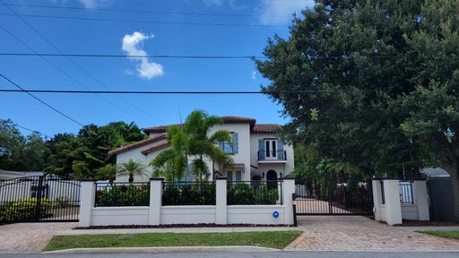 Seasonal stunning 5/5 pool home west of trail near Siesta Key! – photo 1