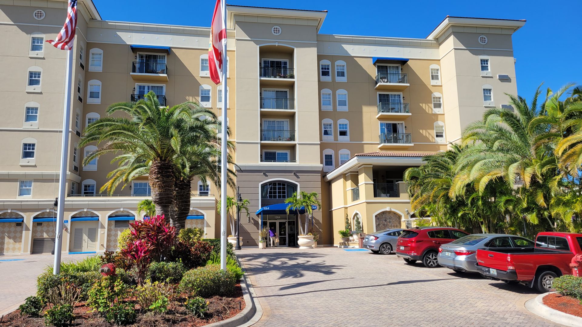 Sarasota House: 1064 N Tamiami Trail, Unit 1201