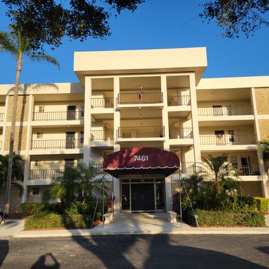 Annual OR Seasonal turnkey FURNISHED 2/2 ground floor condo with golf course and water views – photo 1