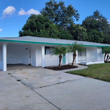 Annual unfurnished renovated 2/1 SFH downtown Sarasota on a lake – photo 1