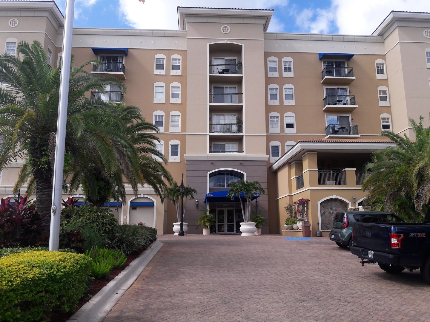 Sarasota House: 1064 N Tamiami Trail, Unit 1322