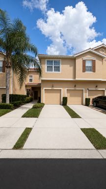 Annual Unfurnished 3-bed 2.5-bath townhome in Parkstone – photo 1