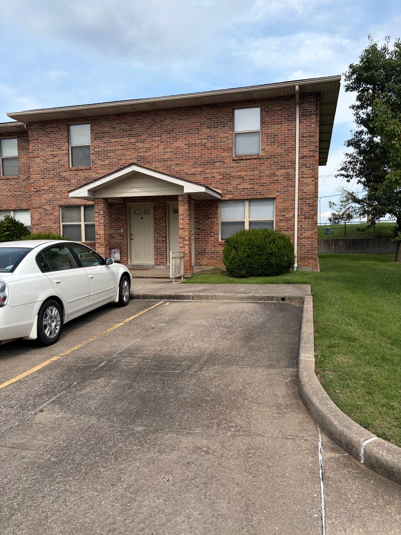 Cape Girardeau Apartment: 2704 Independence