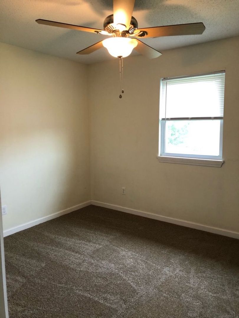 Cape Girardeau Apartment: 121 E Rodney
