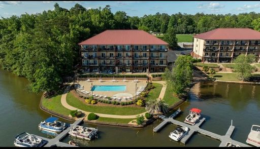 ***Beautiful 2 Bedroom / 2 Bathroom Condo on Lake Harding***