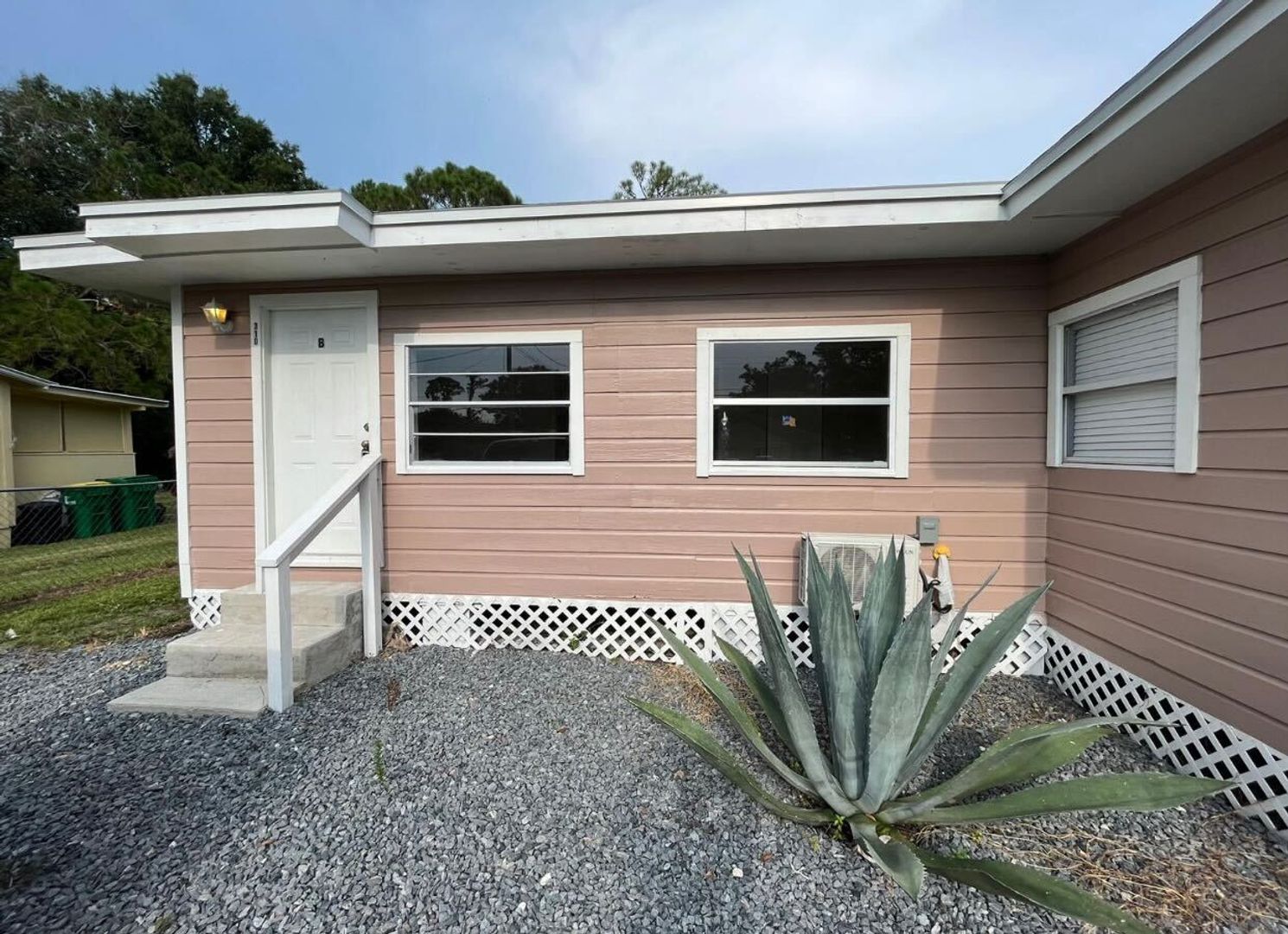 Cocoa House: 310 Pine Ave #B