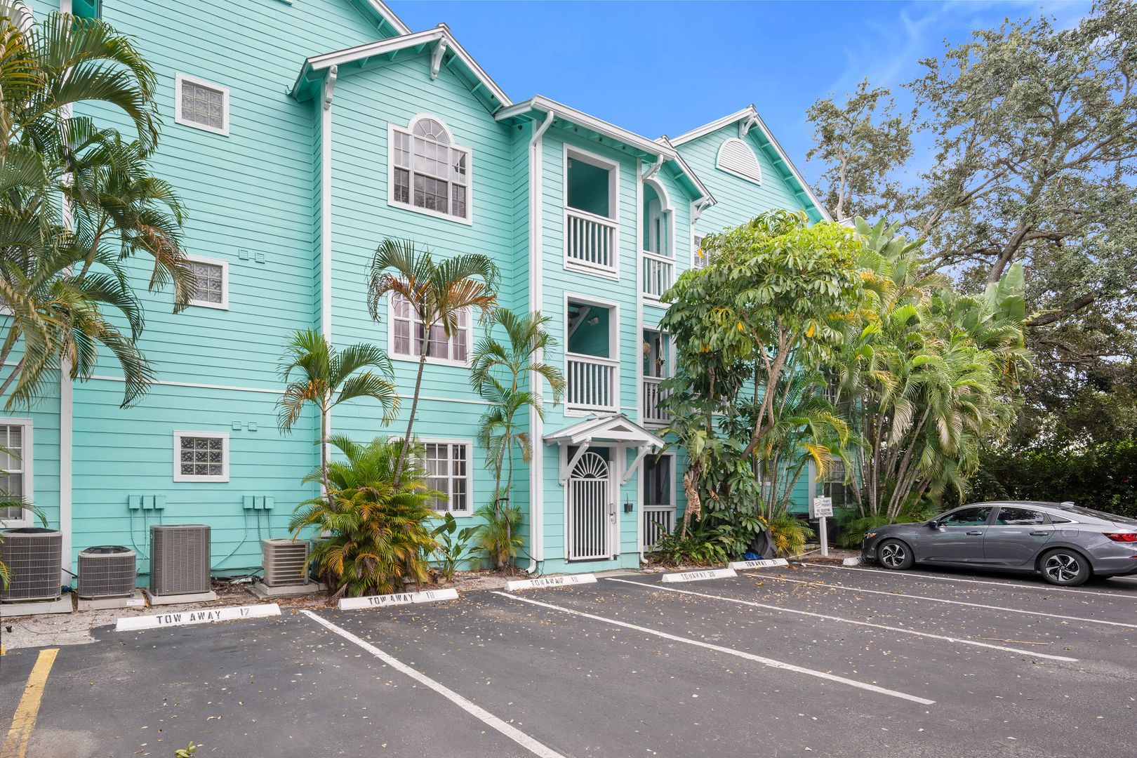 Tampa Condo: 3002 W Cleveland Street B12