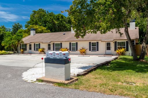 2BR/2BA End Unit, Completely Remodeled! LARGO!