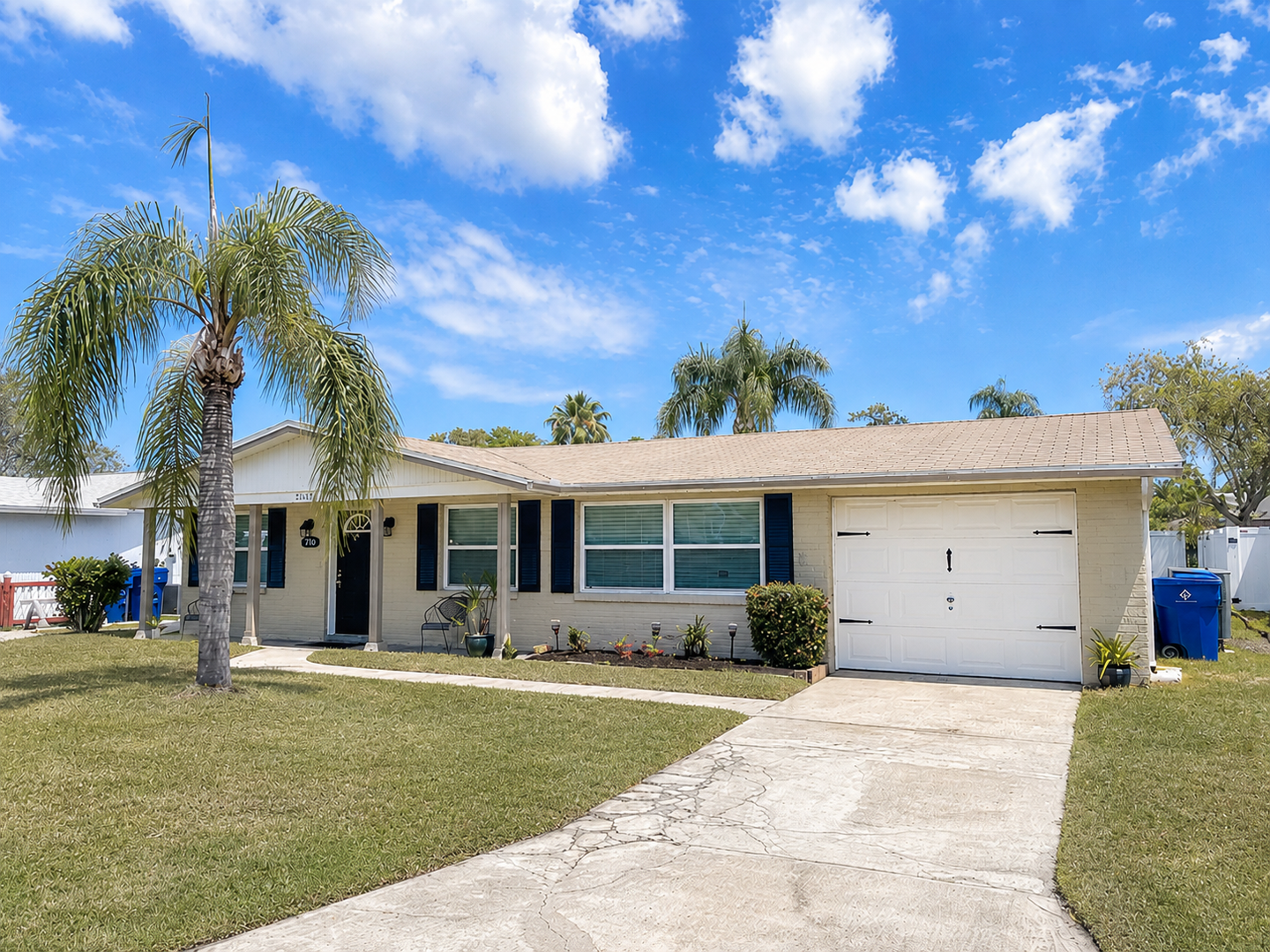 Holiday House: 3711 Redwood Dr