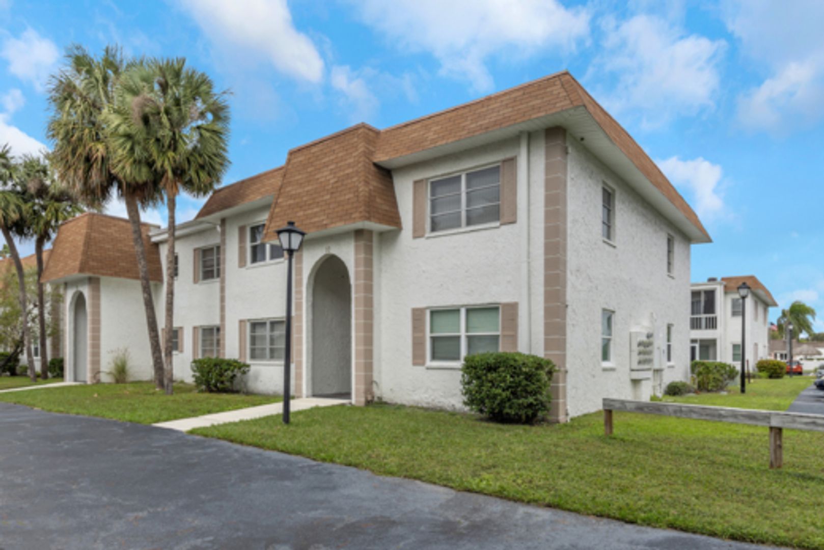 Clearwater House: 359 S McMullen Booth Rd #122