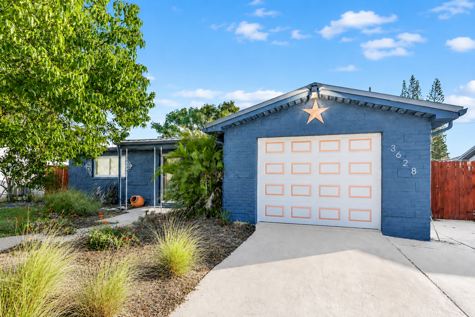 Holiday House: 3628 Holiday Lake Drive