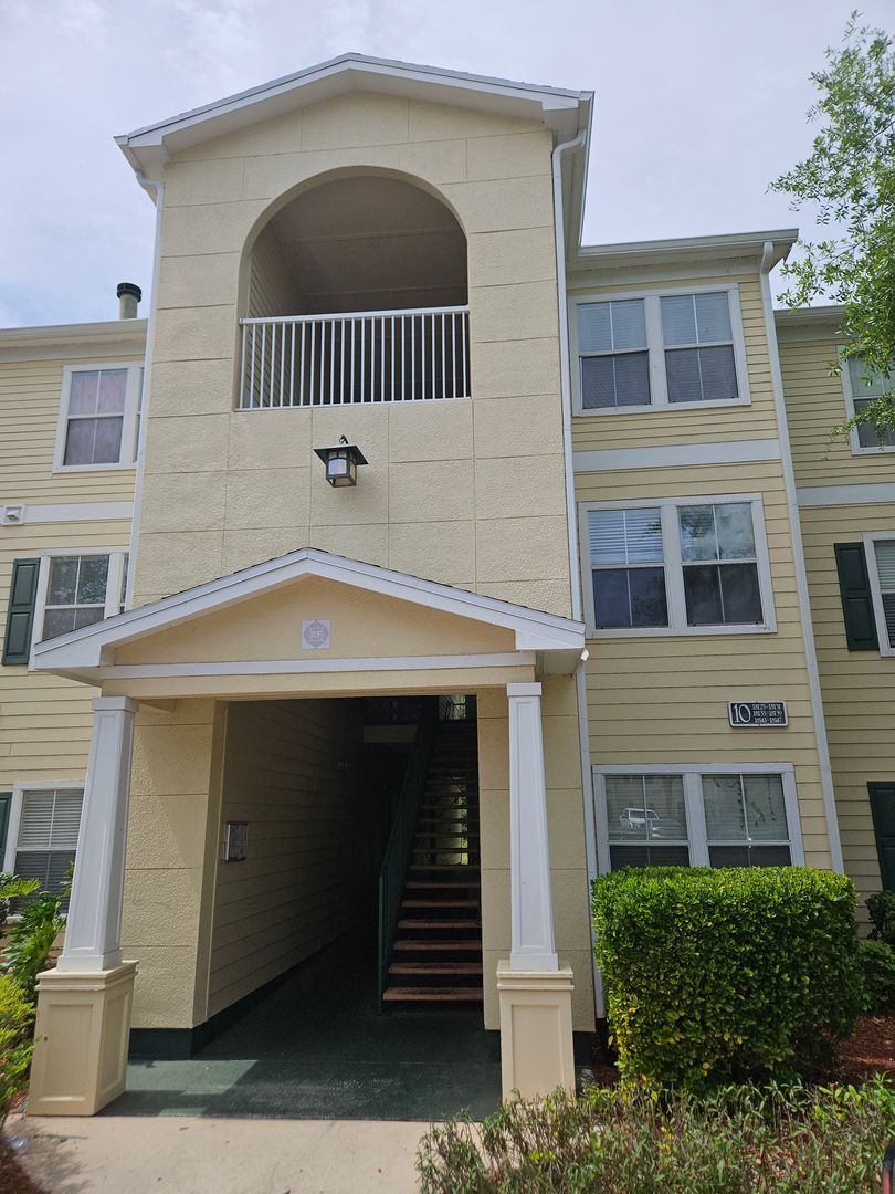 Tampa Condo: 18125 Sterling Gate Cir