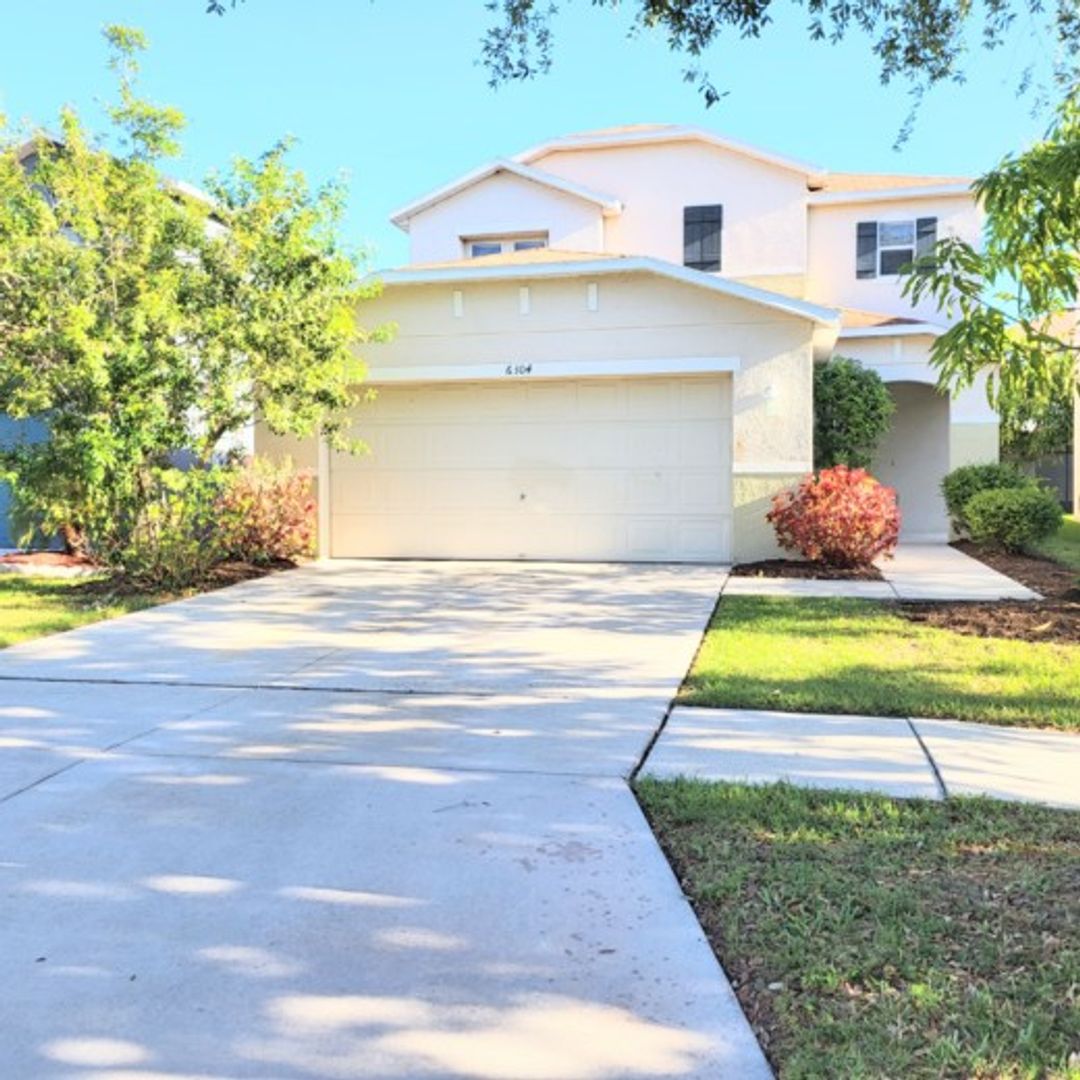 Gibsonton House: 6304 Cherry Blossom Trail