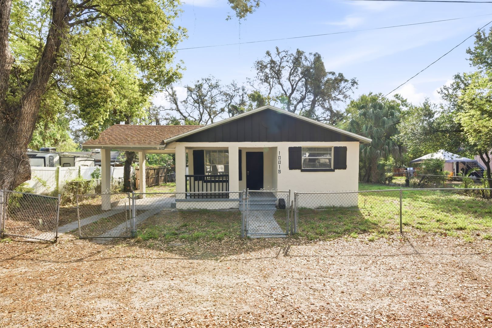 Tampa House: 10019 N Jasmine Ave