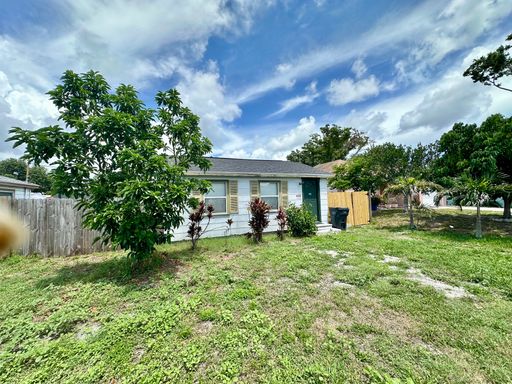 Charming 2BR/1BA St. Pete Home, Available Now! – photo 1