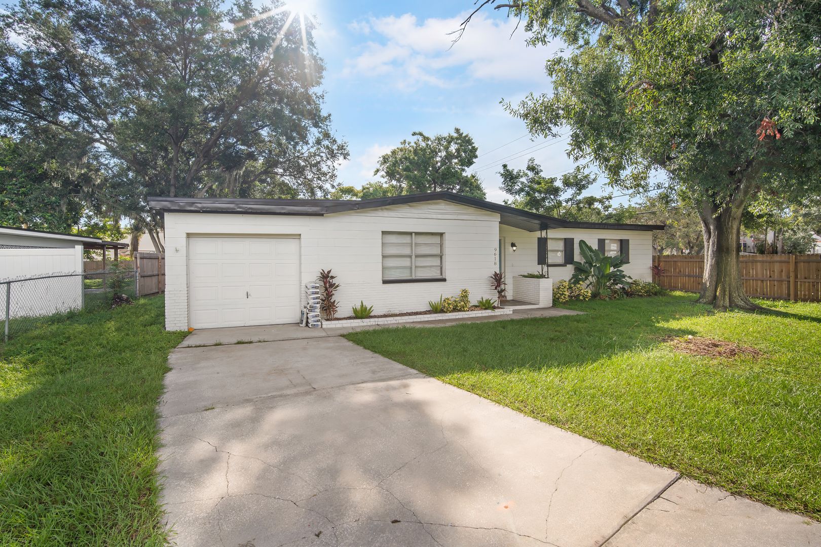 Riverview House: 9618 Pine Ridge Ave