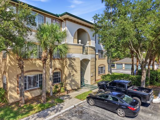 Spacious 1-Bedroom Condo with Screened Balcony & Community Pool – photo 1
