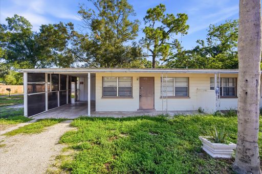 Cozy 1-Bedroom Corner Unit with Large Yard! – photo 1