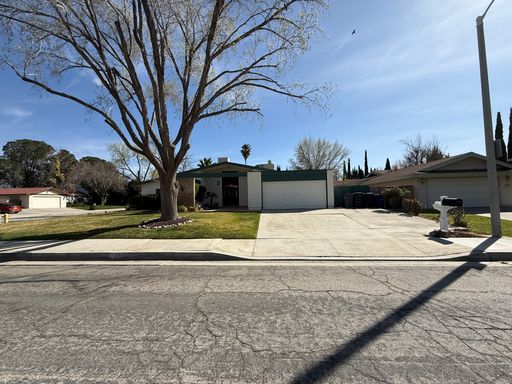 3 Bedrooms/2 Bathrooms Single Story Home for Rent in West Lancaster in Antelope Valley – photo 1