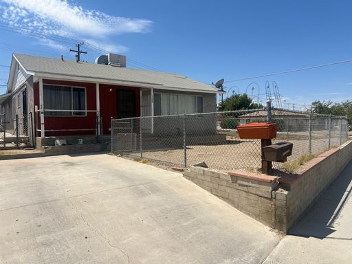 2 Bed, 1 Bath Duplex for Rent in Barstow – photo 1