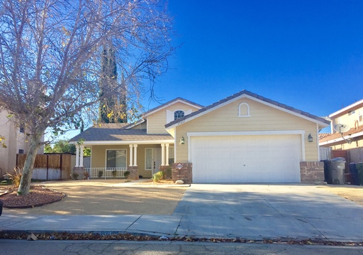 3 Bed, 2 Bath House for Rent in Palmdale – photo 1