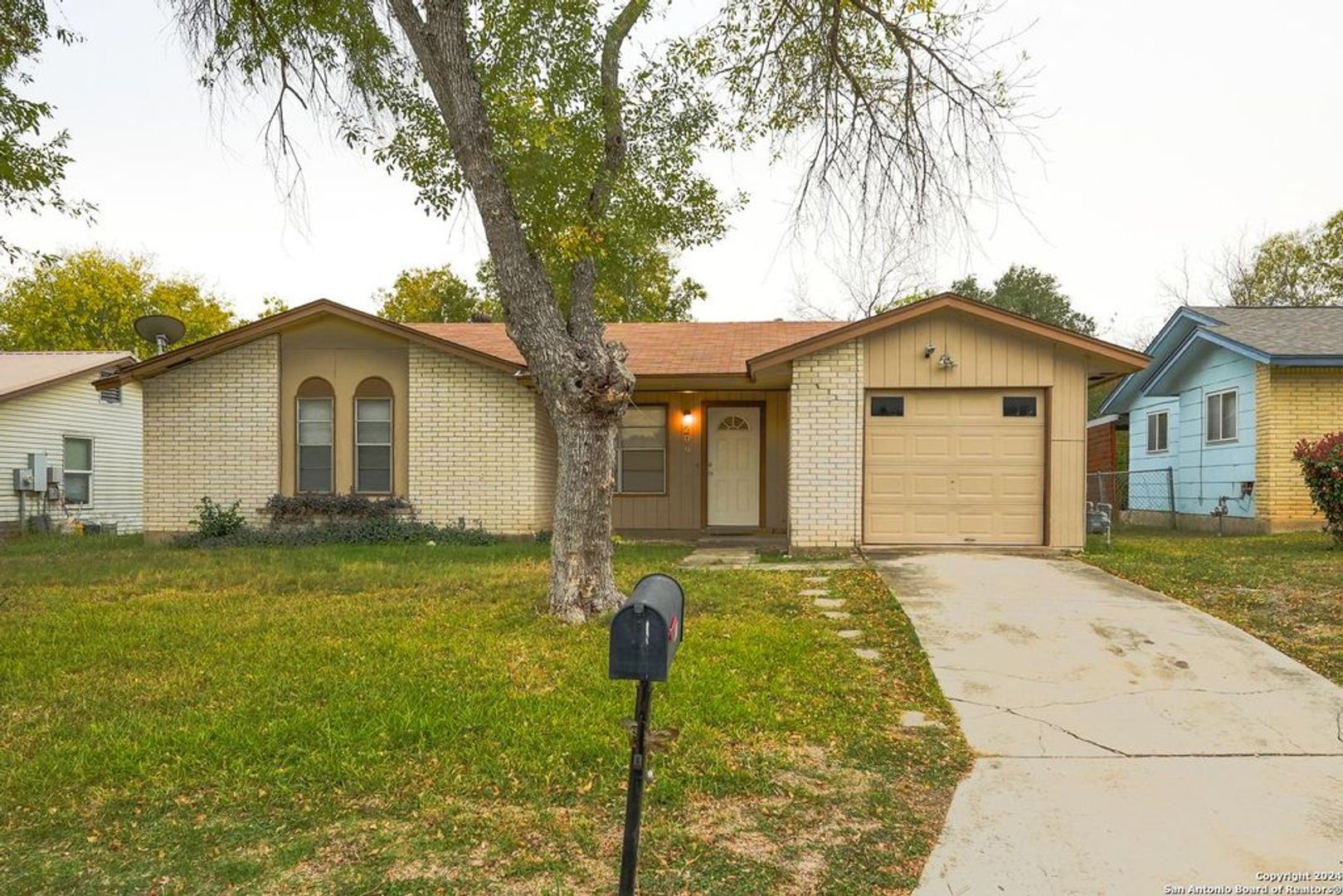 Converse House: 209 Royal Drive