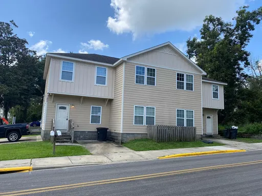 4/4 located on edge of campus Now Leasing – photo 1