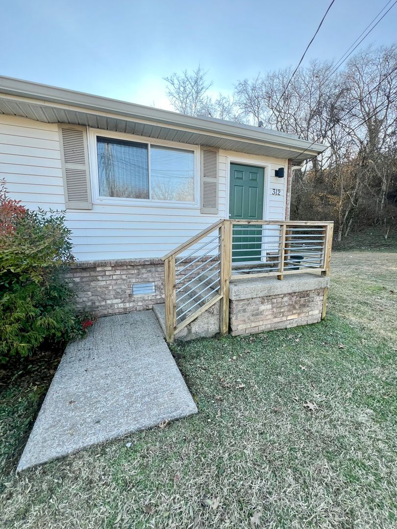 Nashville House: 312 Moss Rose Ct