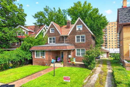 Charming 2nd Floor 1-Bedroom Duplex Unit with ALL UTILITIES INCLUDED – photo 1