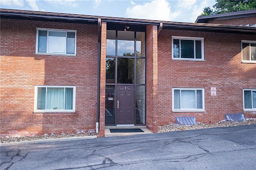 1-Bedroom Apartment with Private Patio in Emsworth