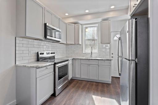 Renovated 2-Bedroom Townhome with Central Air – photo 1