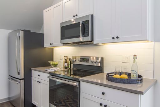 NOW SHOWING Spacious Top-Floor 2 BR or 1 BR with Loft | Modern Upgrades + Open Layout – photo 1