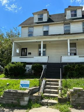 Charming 2 Bed Duplex Unit with In-Unit Laundry