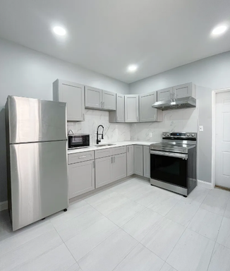 Spacious 4 Bedroom Townhome with Private Patio & In-Unit Laundry – photo 1