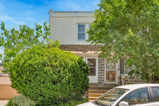 Renovated 2-Bedroom End-Unit Home with Deck & Parking – photo 1