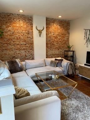 3 Bedroom Renovated Townhome with Charming Finishes – photo 1
