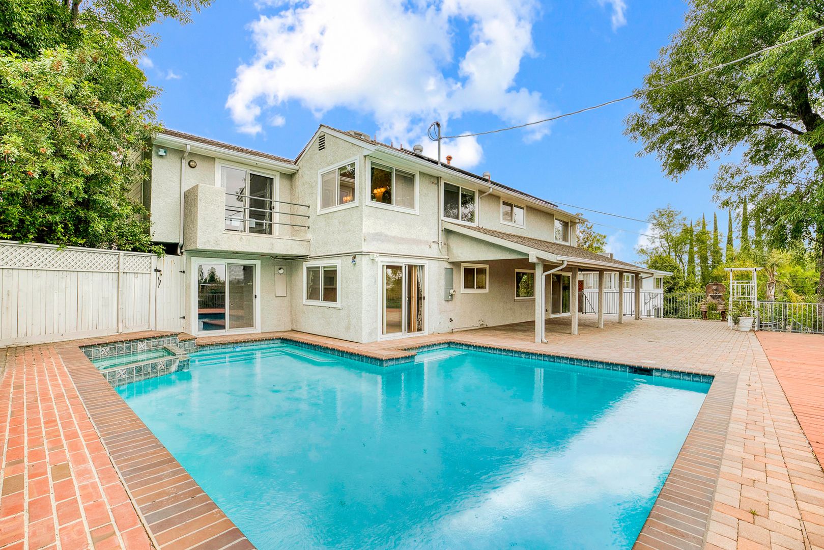 Woodland Hills House: 5862 Rolling Road